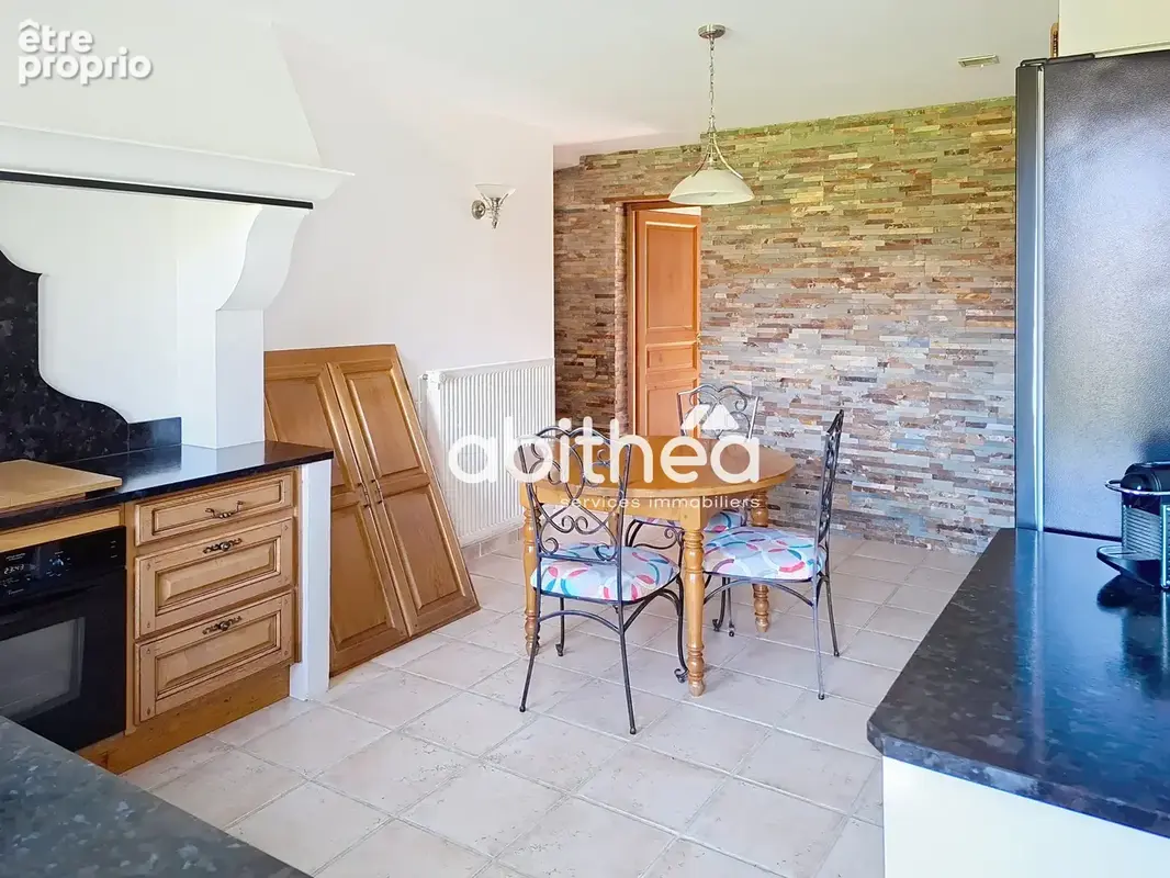 Propriété de 239 m2, sur 2,5 ha de terres et bois. - photo 8