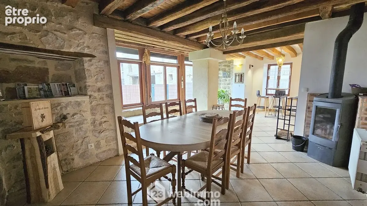 Une salle à manger avec son poêle à bois!