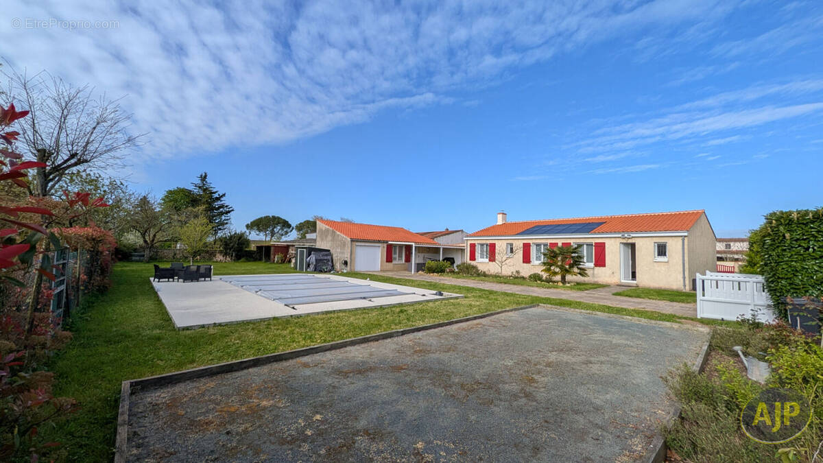 Maison à CHAMPAGNE-LES-MARAIS