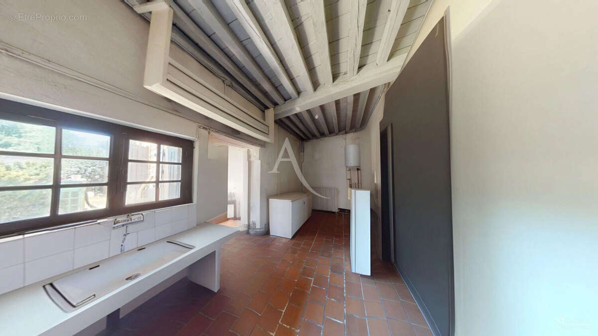 Maison de caractère à rénover. Centre-bourg 330,31 m² habitables sur 17 958 m² de terrain - photo 8