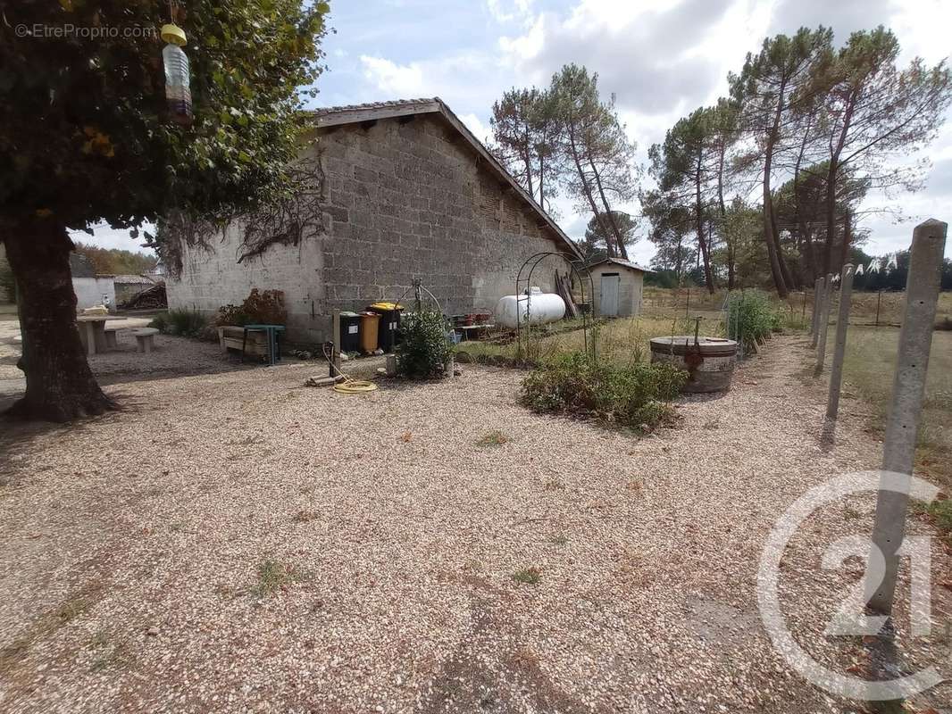 Maison à LES PEINTURES