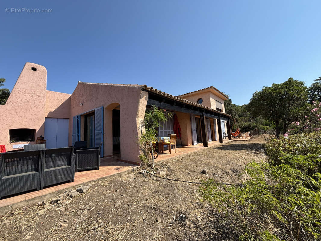 Villa avec vue mer panoramique édifiée sur un terrain de plus de 4150m2 avec piscine. - photo 26