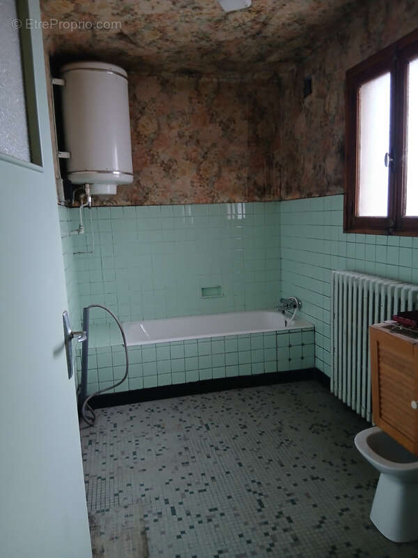 LA CHAMBRE. Très proche du centre, villa 195 m2 avec 2 appartements indépendants. A rénover - photo 5