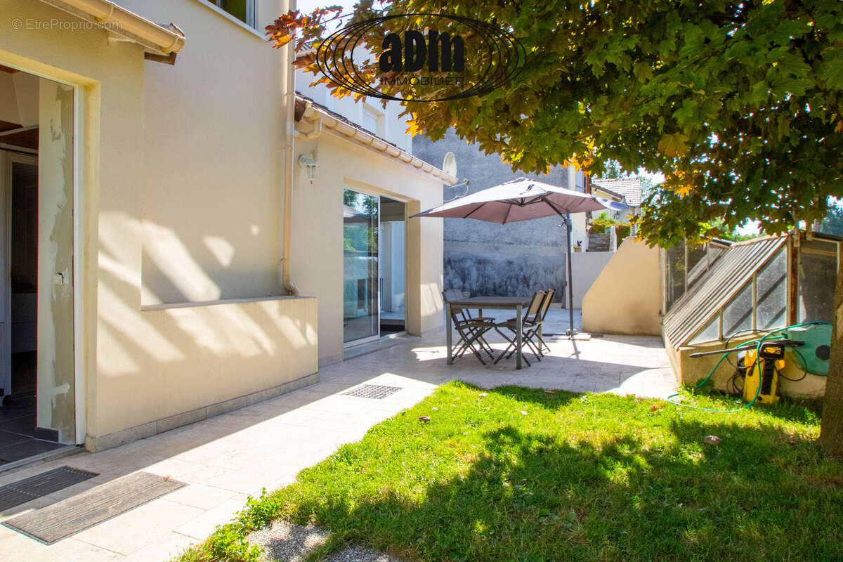 Maison familiale rénovée avec piscine, dépendance et garages sur un terrain de 1 376 m2 - photo 15