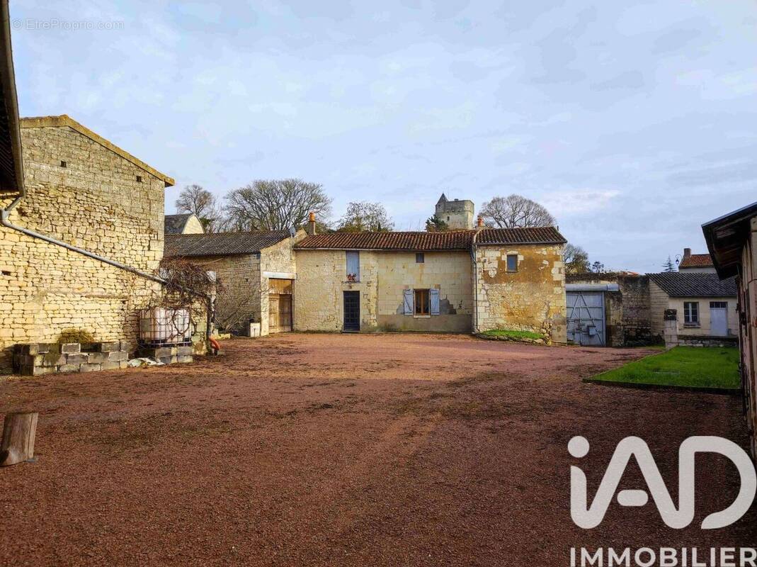 Photo 1 - Maison à CURCAY-SUR-DIVE
