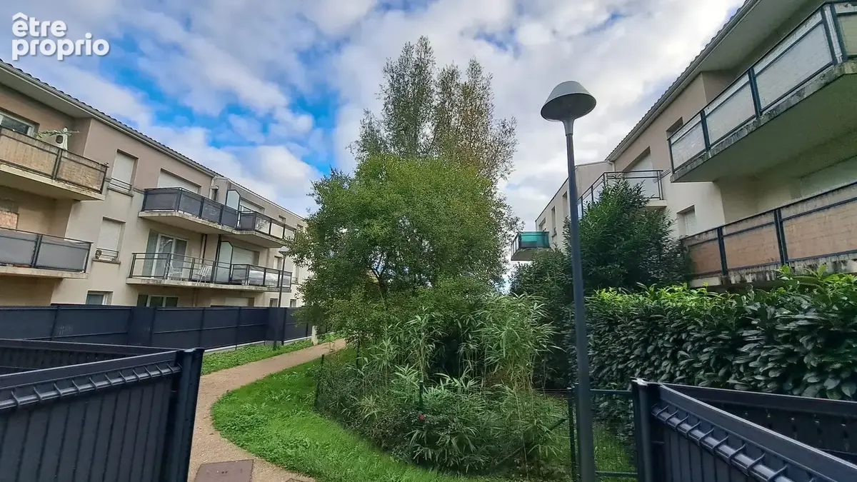 balcon vert  façade arrière 'immeuble - Appartement à POITIERS