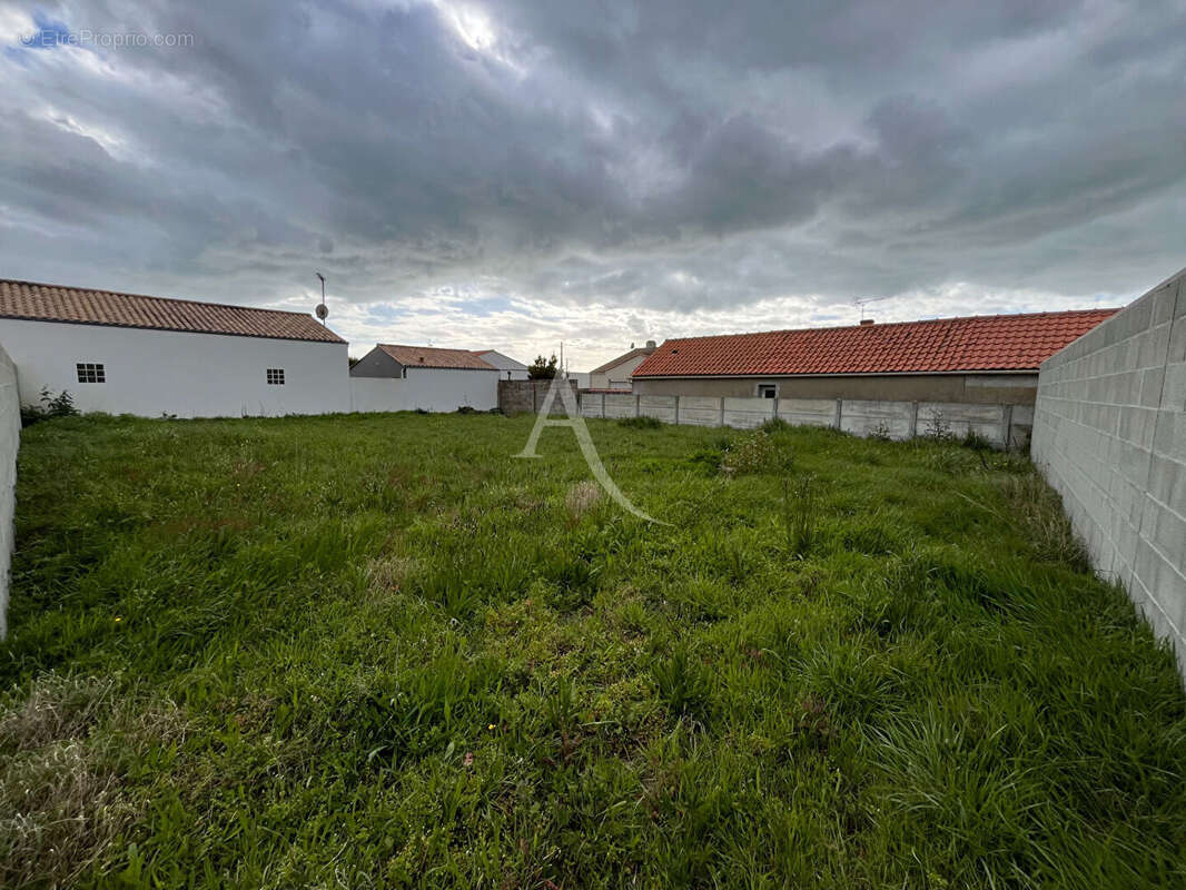 Terrain à batir - Libre de constructeur- Saint HILAIRE DE RIEZ - photo 2