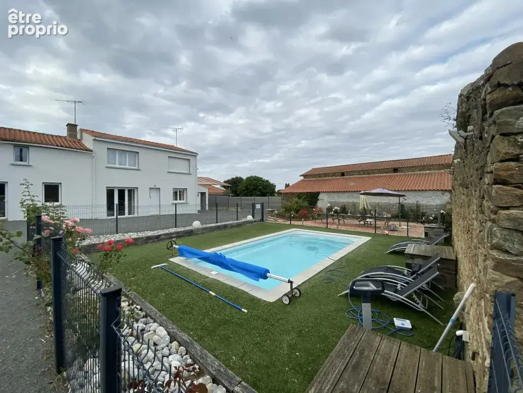 Ensemble touristique – 3 gîtes + piscine chauffée + maison à rénover – 15 min du puy du fou - photo 4