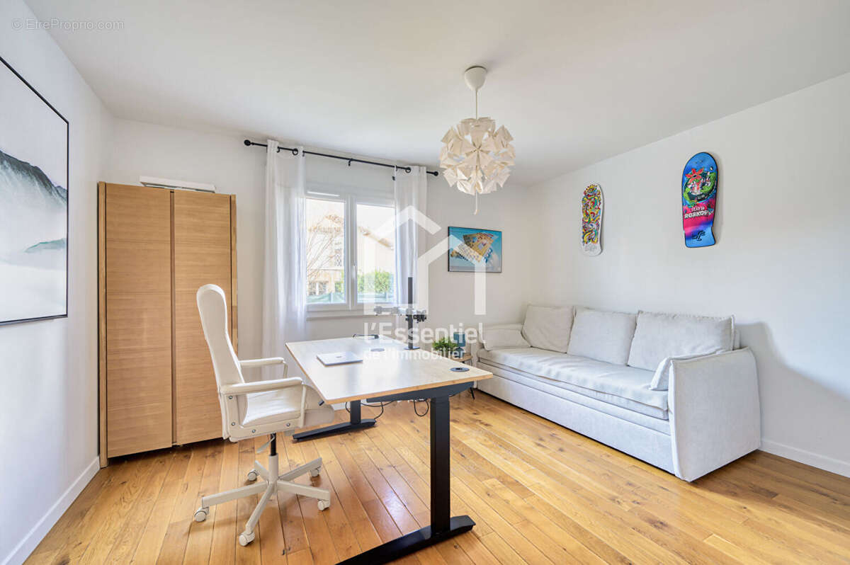 Maison à LE MESNIL-LE-ROI