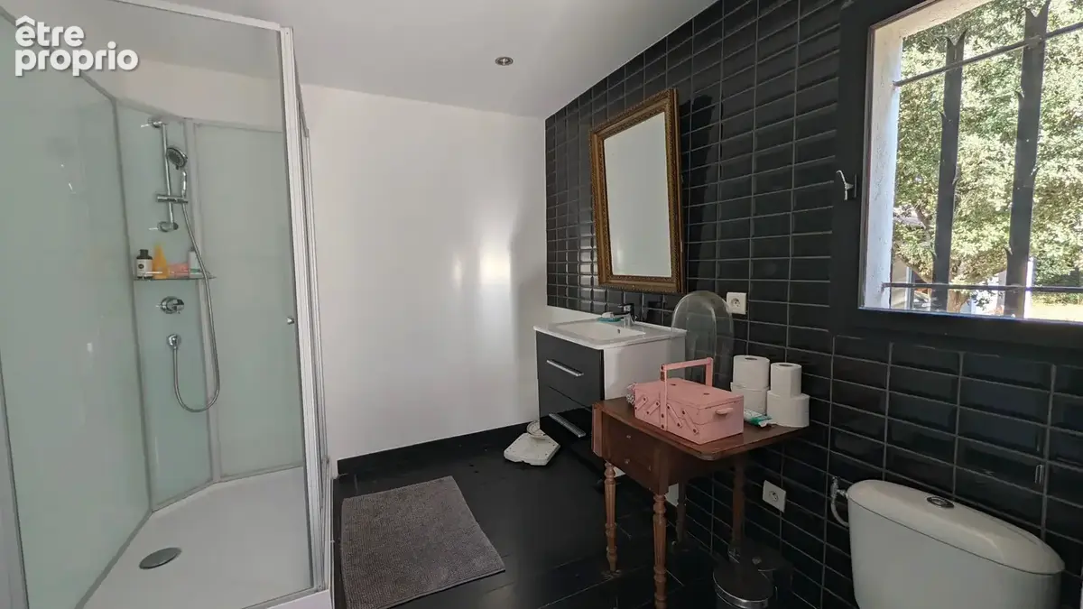 PEYROLLES EN PCE - Villa T6 de 162 m² sur 9511 m² de terrain - photo 8
