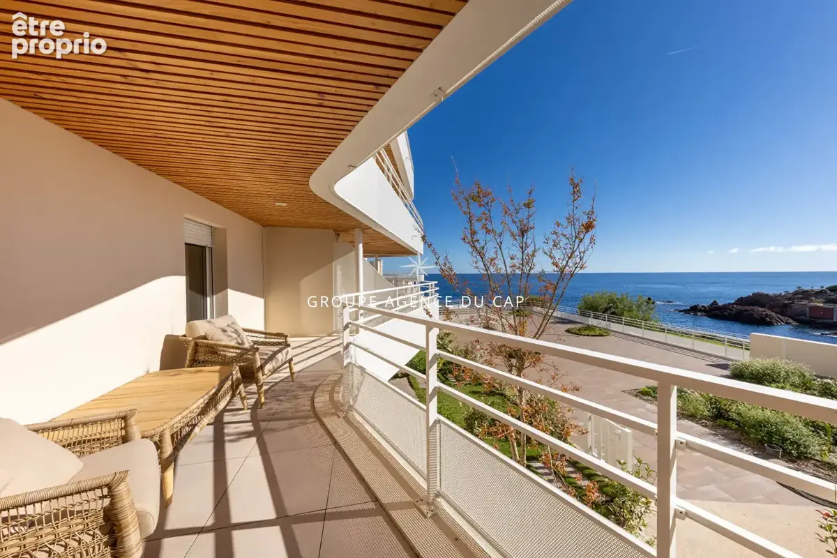 St raphael, pied dans l'eau, duplex 3 pieces de 63 m²  en rez de jardin  + terrasse face mer, parking privé, piscine et acces di - photo 18