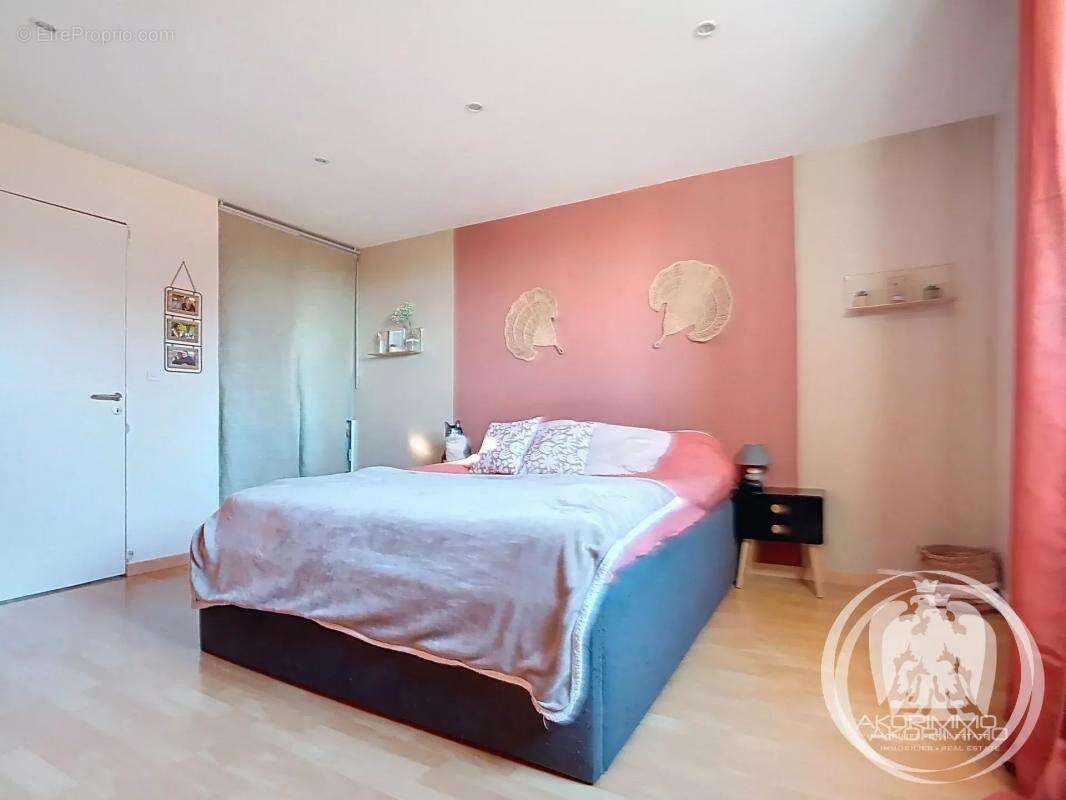 Maison à CREUZIER-LE-VIEUX