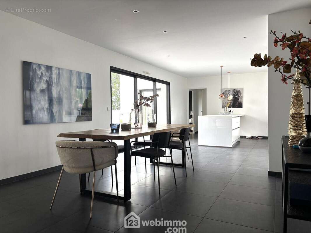 En face, le séjour avec cuisine américaine de 39 m2, - Maison à MONTAMISE