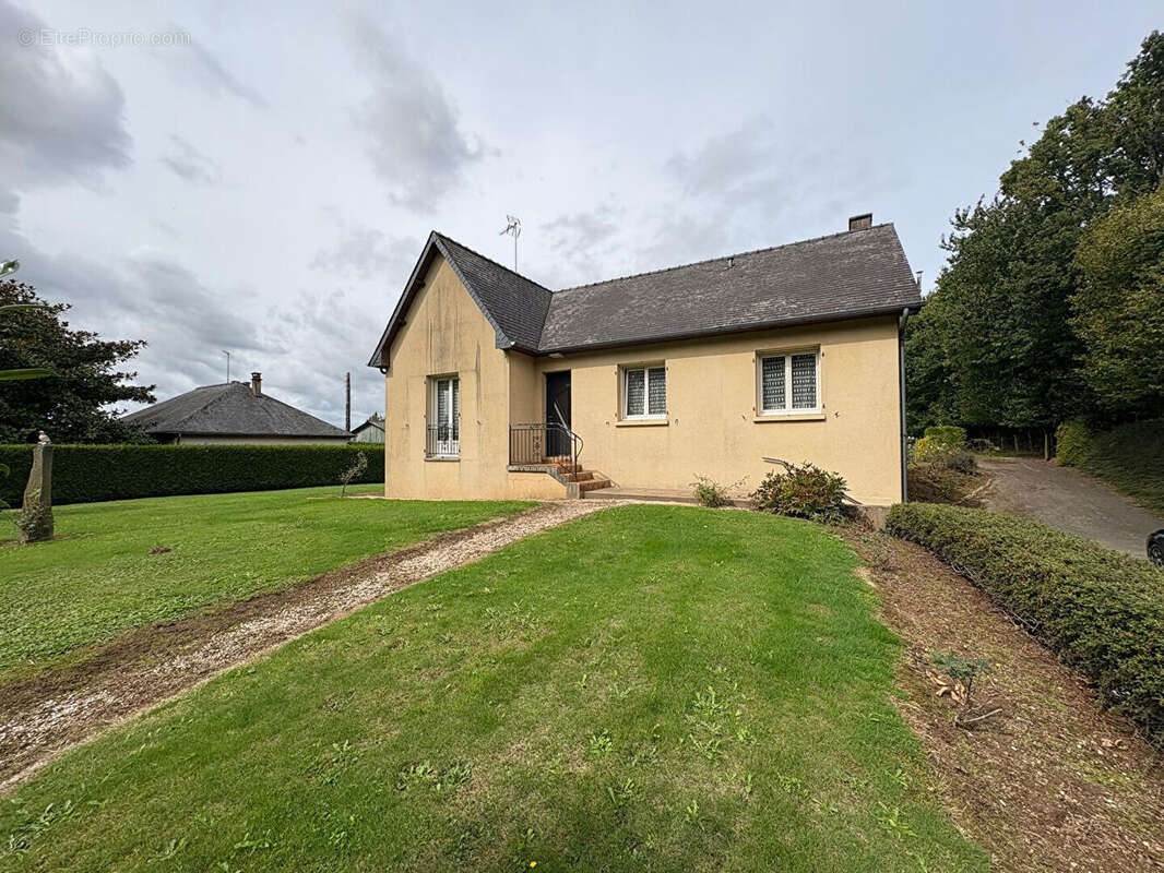 Maison à SAINT-DENIS-DE-GASTINES