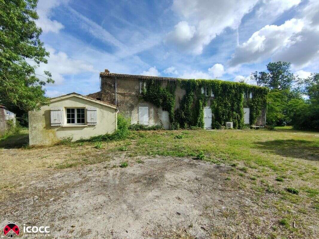Maison 270 m² à Marans  - photo 2