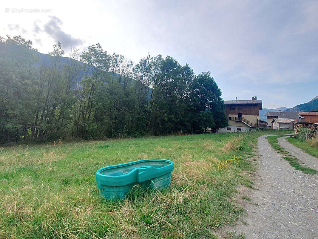 Terrain à SAINT-JEAN-DE-BELLEVILLE