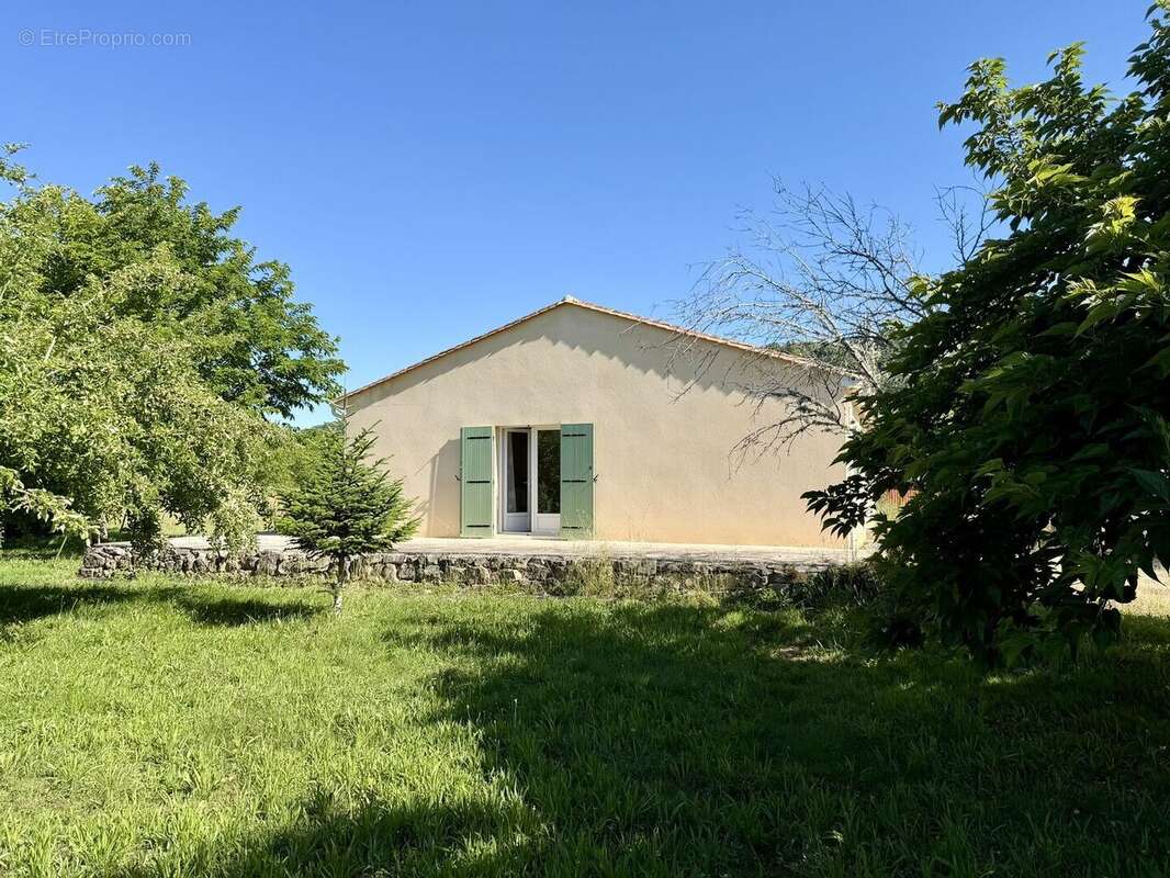 Maison de plain-pied avec 4 chambres, garages et dépendance camping-car - photo 4