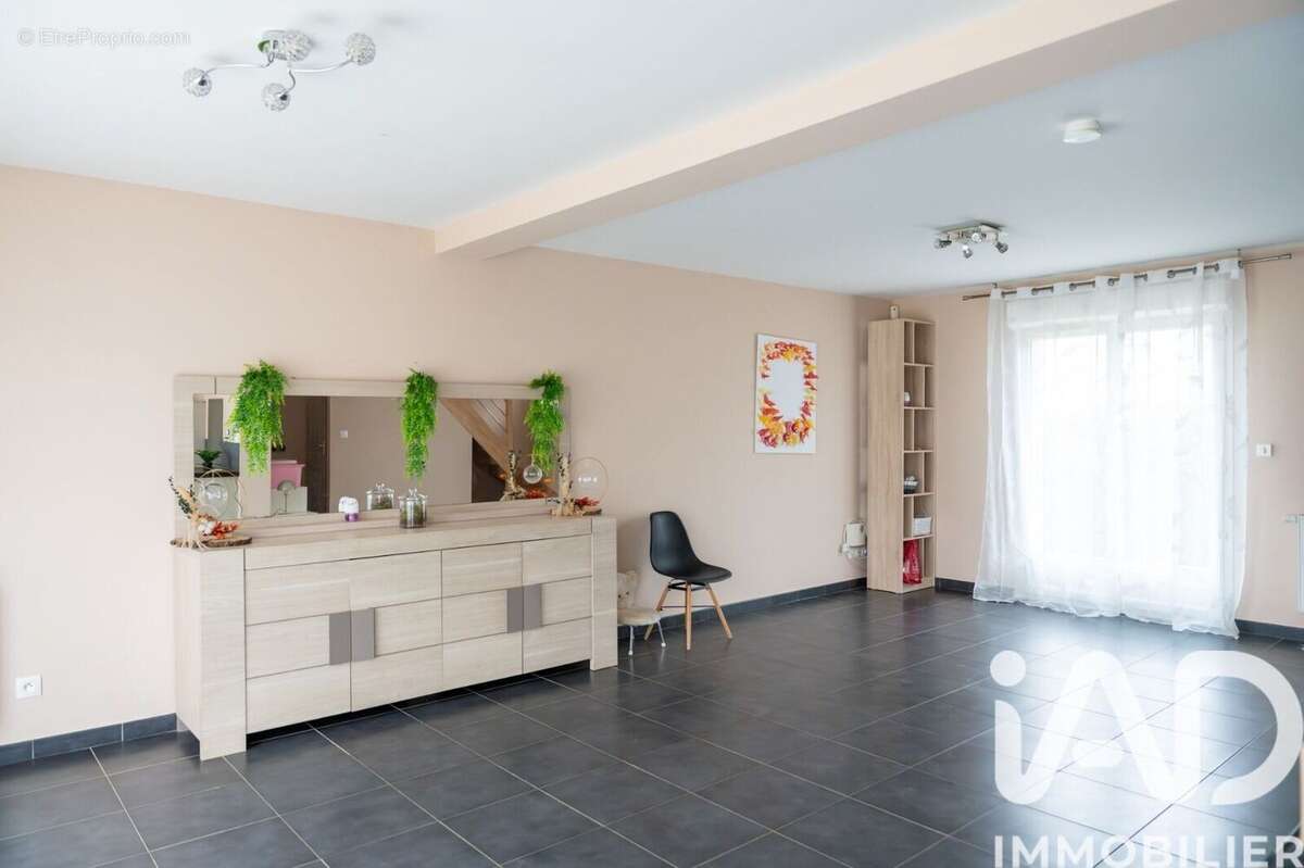 Maison 114 m² à Quincy-Voisins  - photo 4