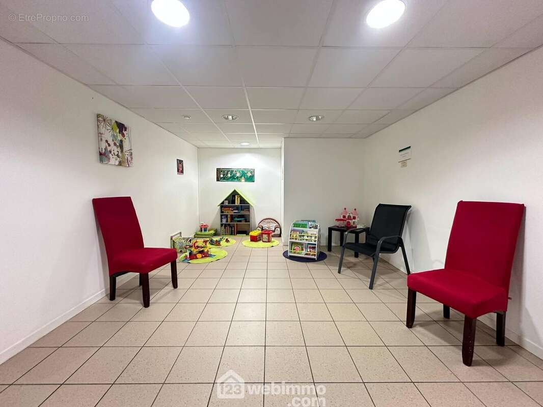 Une salle d'attente de 18 m² et ... - Commerce à LAON