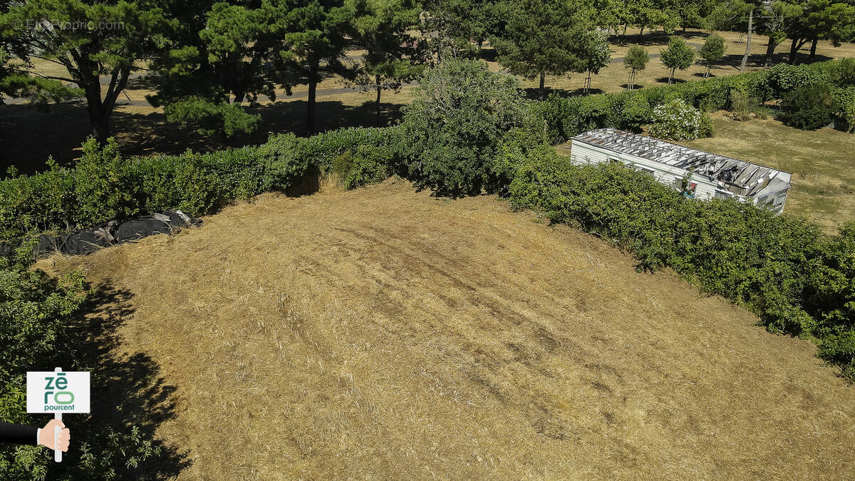 Terrain à ANGLES