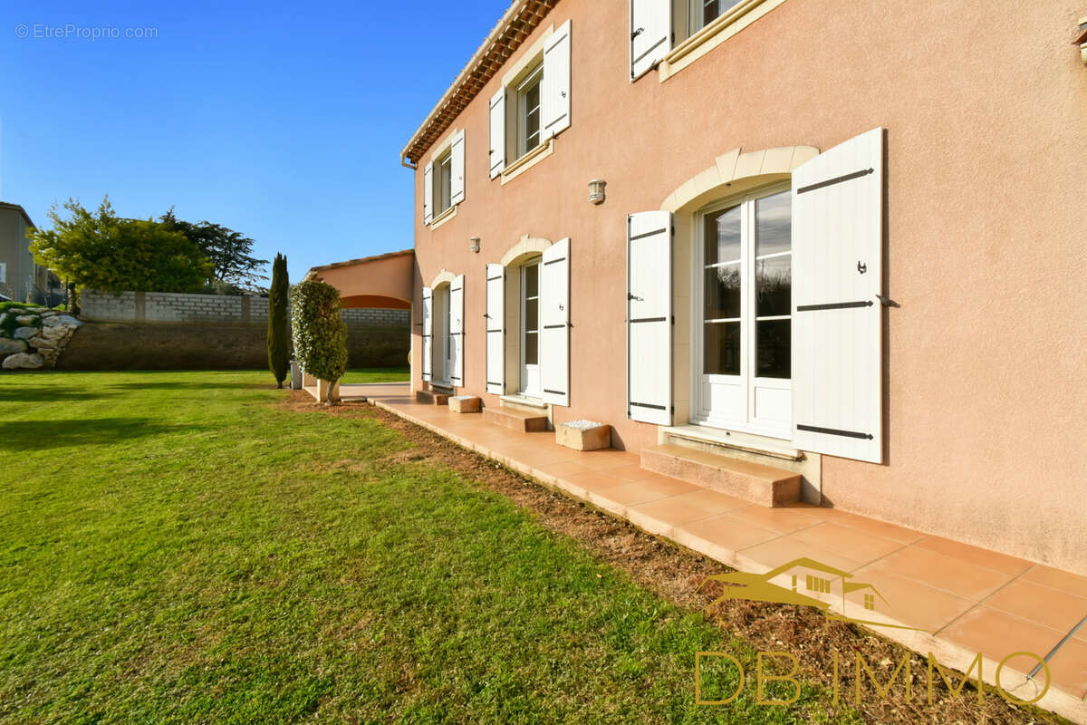 Maison à SAINT-LAURENT-DES-ARBRES