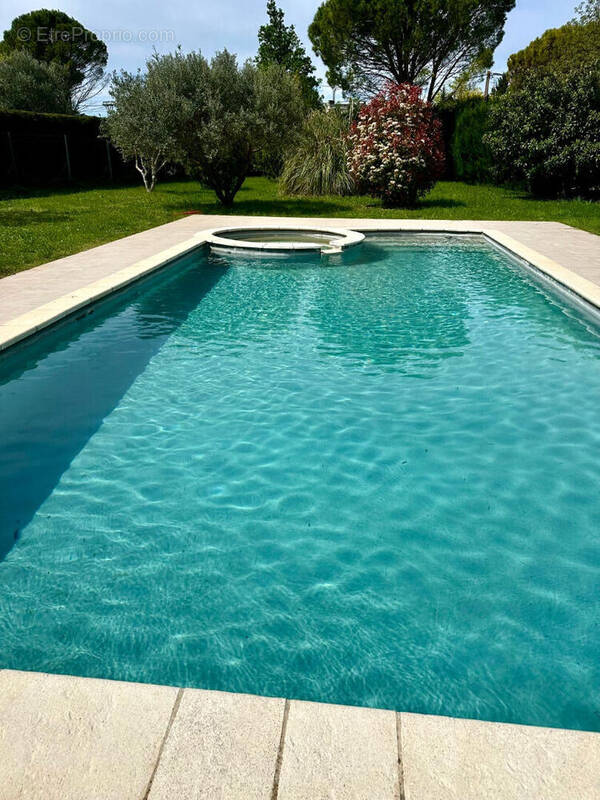 Maison à ENTRAIGUES-SUR-LA-SORGUE