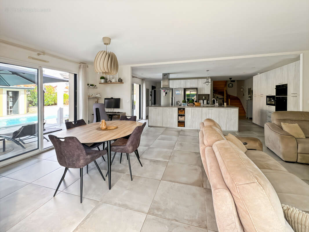 À vendre   Maison contemporaine avec piscine à Saint-Bernard 160m2 6 pièces sur grand  terrain plat. - photo 14