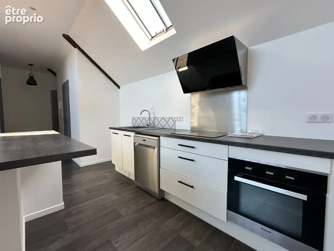 ULTRA-CENTRE SAUMUR, Appartement lumineux rénové de 82m² avec stationnement sécurisé et cave - photo 7