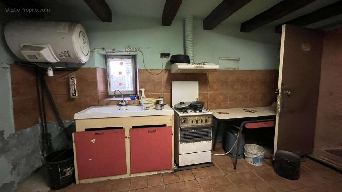 Corps de bâtiment à rénover dans un petit hameau - photo 5