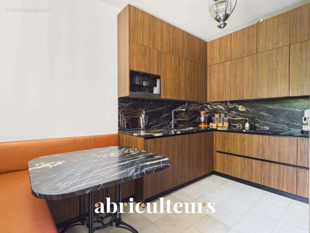Appartement familial - 189 m² - 7 pièces - Charme de l'ancien en vente à Saint-Mandé (94160) - photo 2