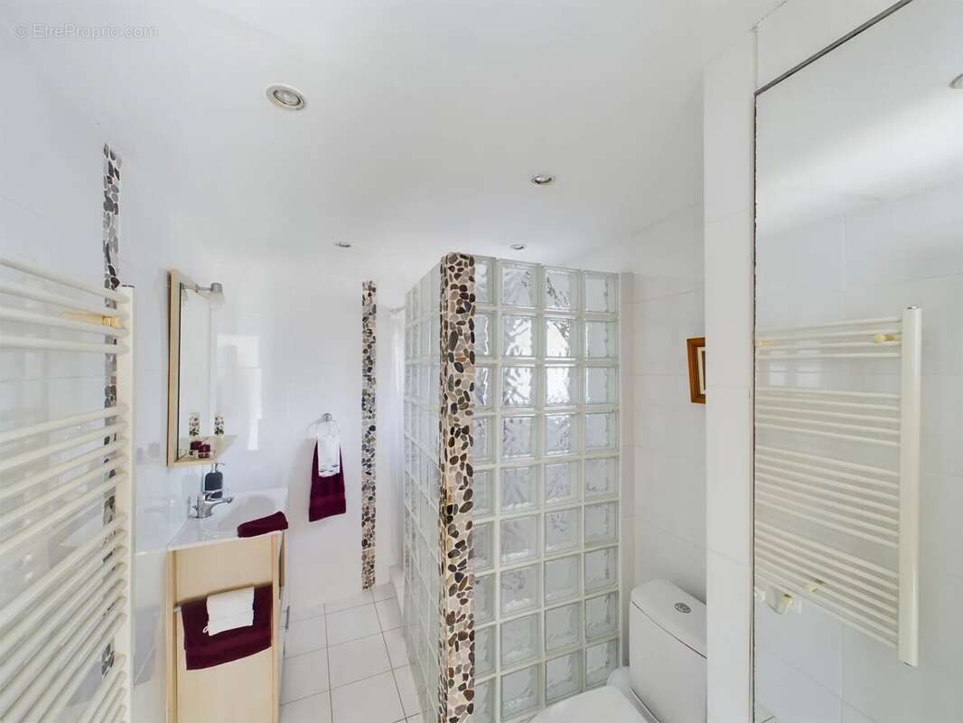 Belle rénovation pour cette Maison de village de 3 chambres/3 salles de bain avec jardins paysagers. - photo 12