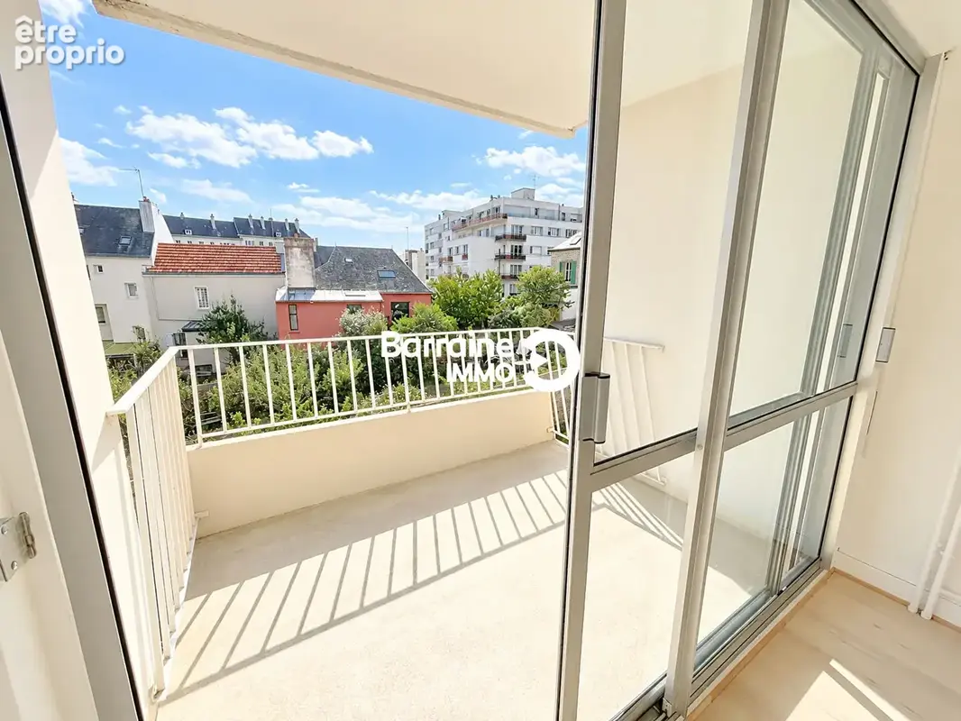 Appartement 2 pièces de 51.33 m2 à vendre à Lorient - Grand balcon -Lumineux et bien situé - photo 2