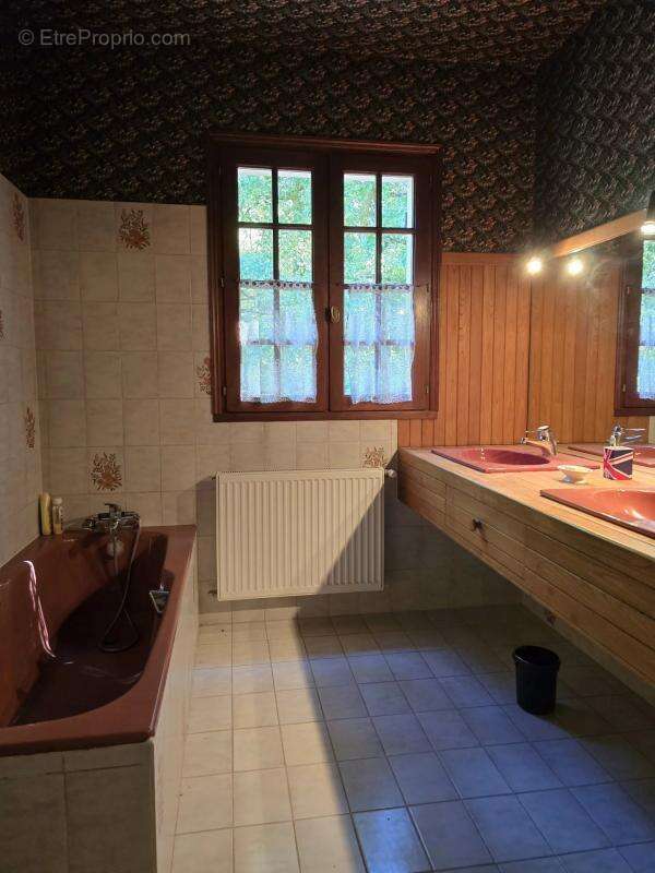 Maison à MONTMOREAU-SAINT-CYBARD