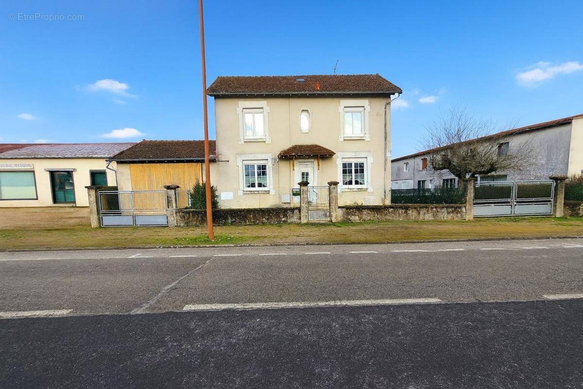 Maison à MEZIERES-SUR-ISSOIRE