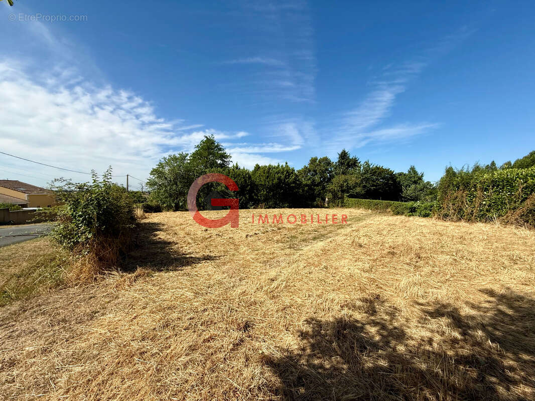 Terrain constructible de 1 200 m2 à La Chapelle-Bâton - photo 3