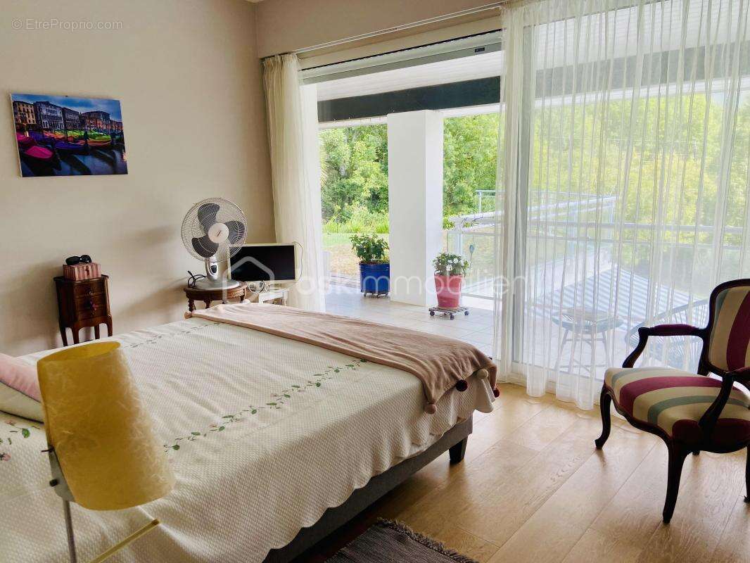 Élégante propriété avec vue sur la Rhune, piscine et vaste terrain de 2 978 m² - photo 8
