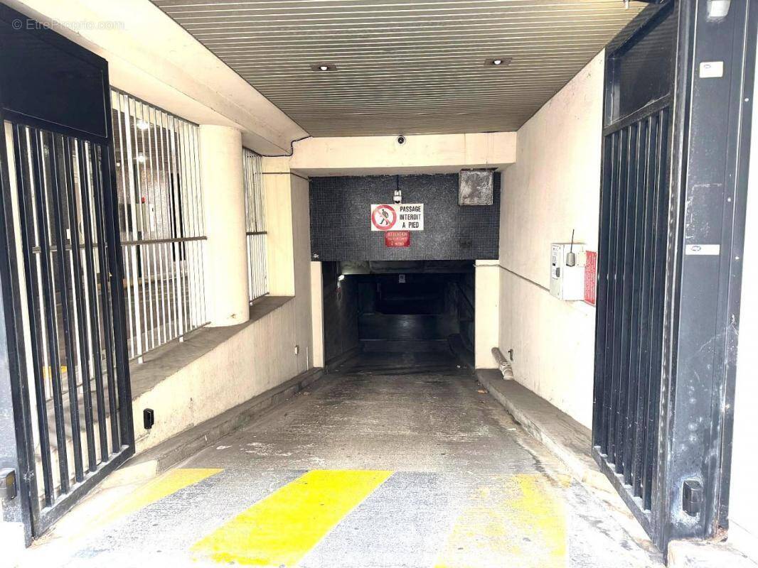 Parking à PARIS-17E