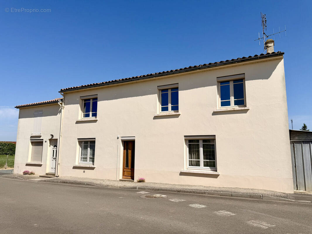 Photo 1 - Maison à SAINT-MARTIN-DE-FRAIGNEAU