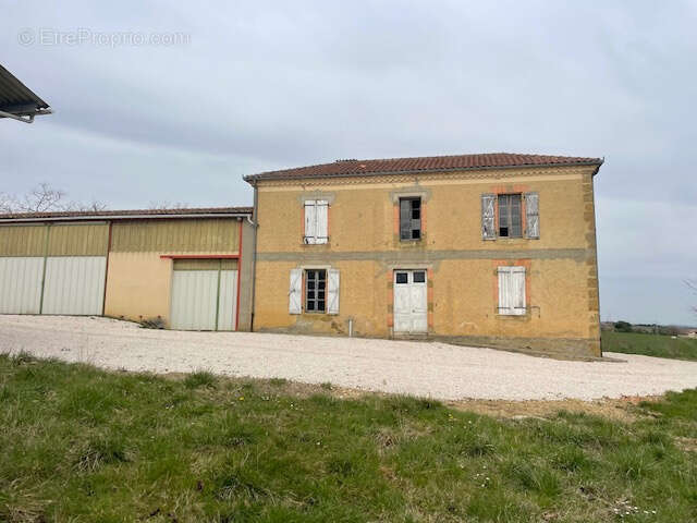 Maison et grandes bâtiments agricoles, terrain 5000m2, vue Pyrénées - photo 18