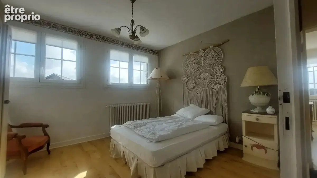Maison 10 pièces 190 m² à vendre à Nueil-Les-Aubiers (79250) - photo 11