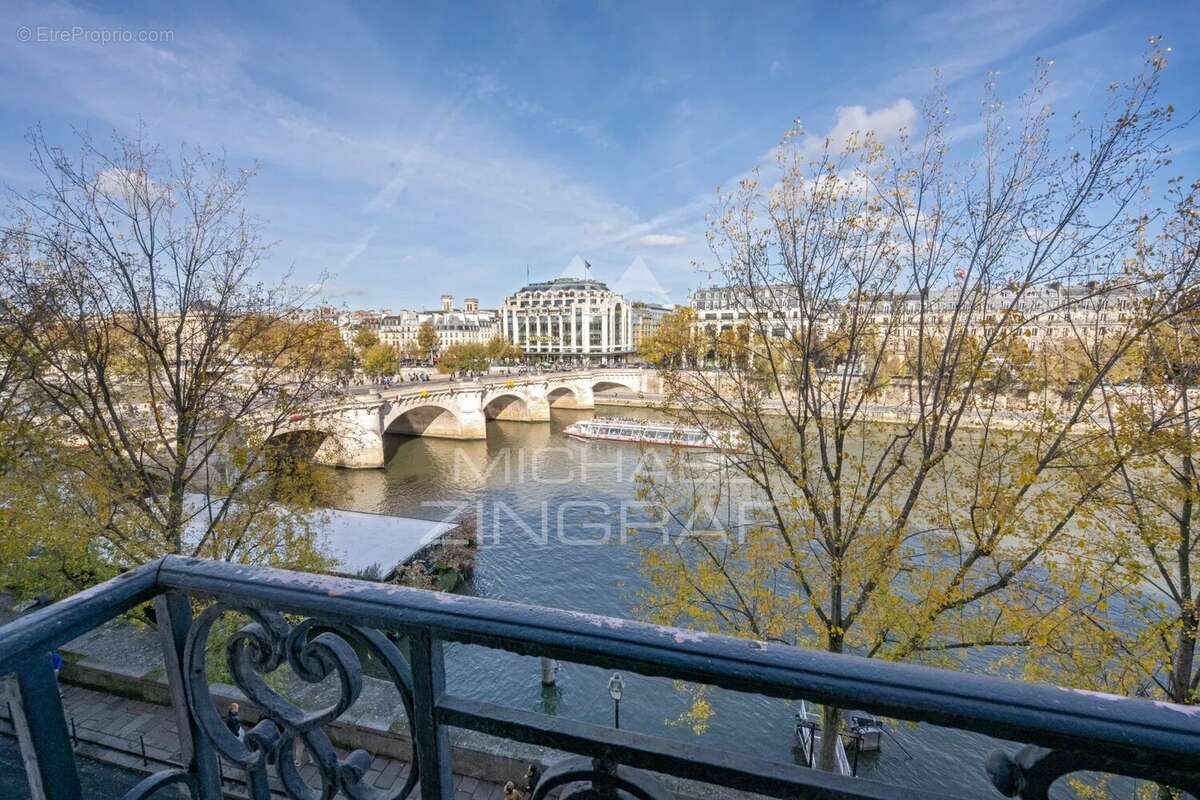 Appartement à PARIS-1E