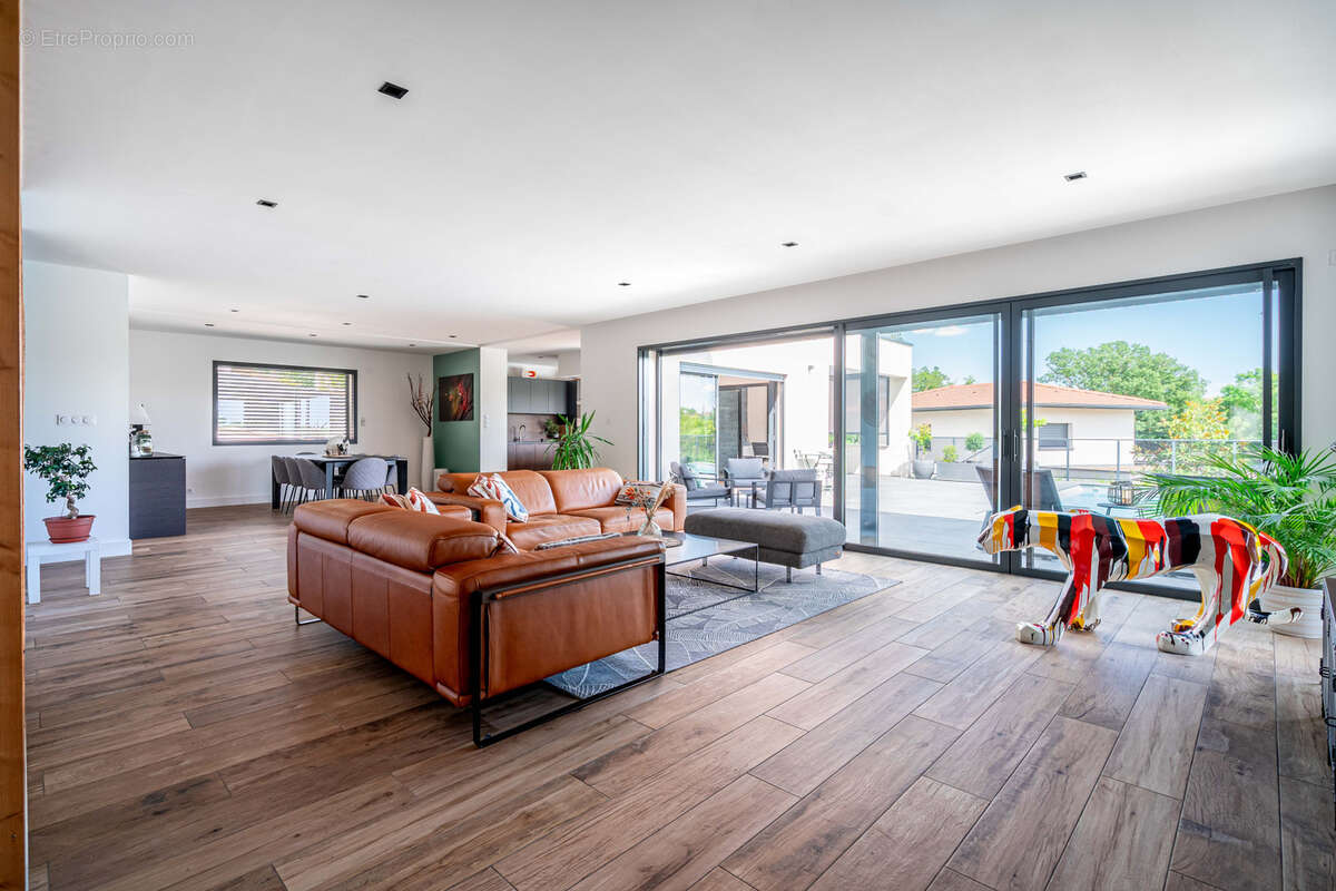 Maison à LA TOUR-DE-SALVAGNY