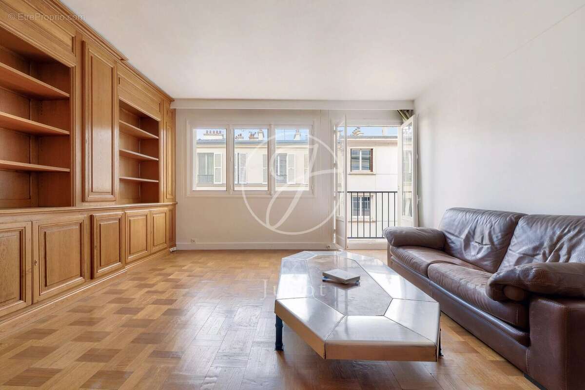 Appartement à PARIS-16E