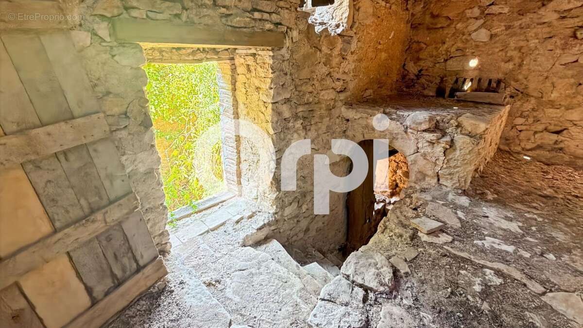 Bâtisse de 1800 sur plus de 2,8 hectares – Allègre-les-Fumades - photo 17