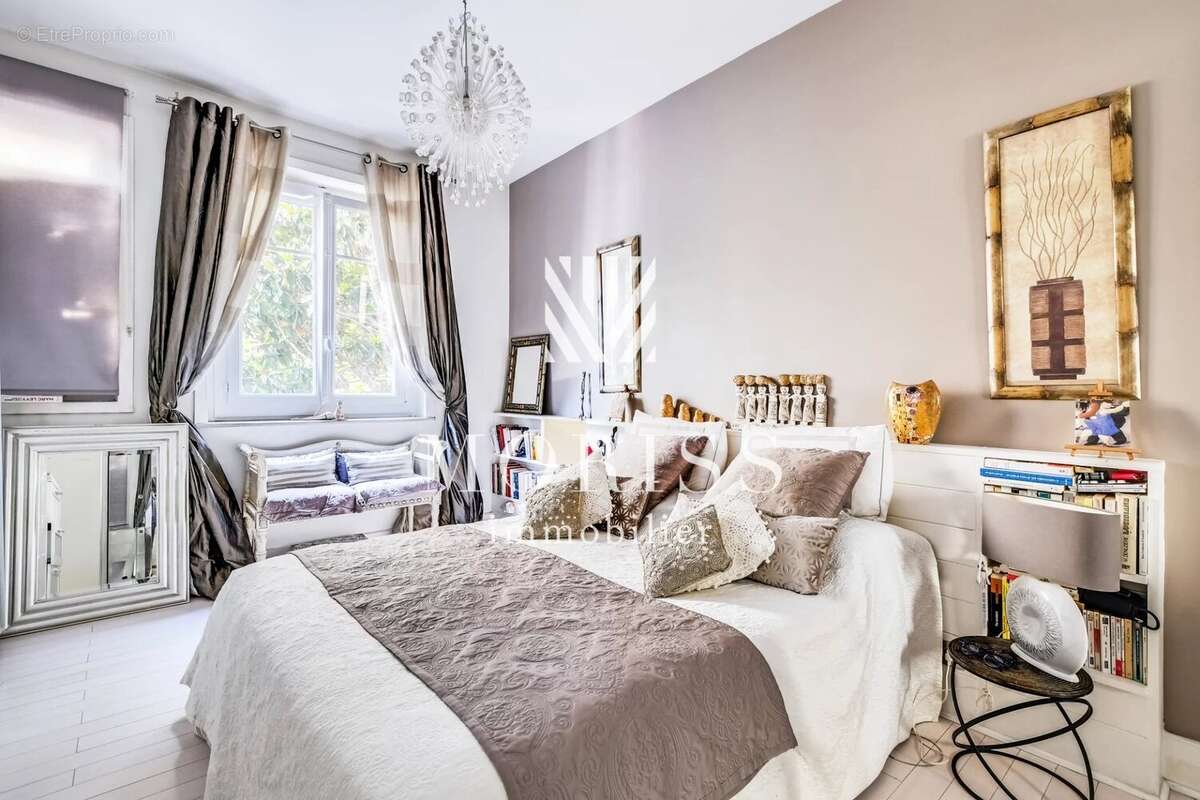 Appartement à NEUILLY-SUR-SEINE