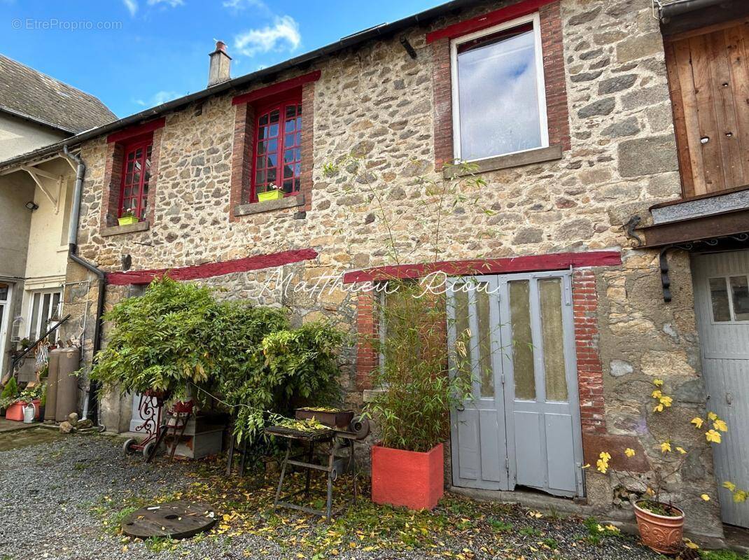 Maison à SAINT-ETIENNE-DE-FURSAC
