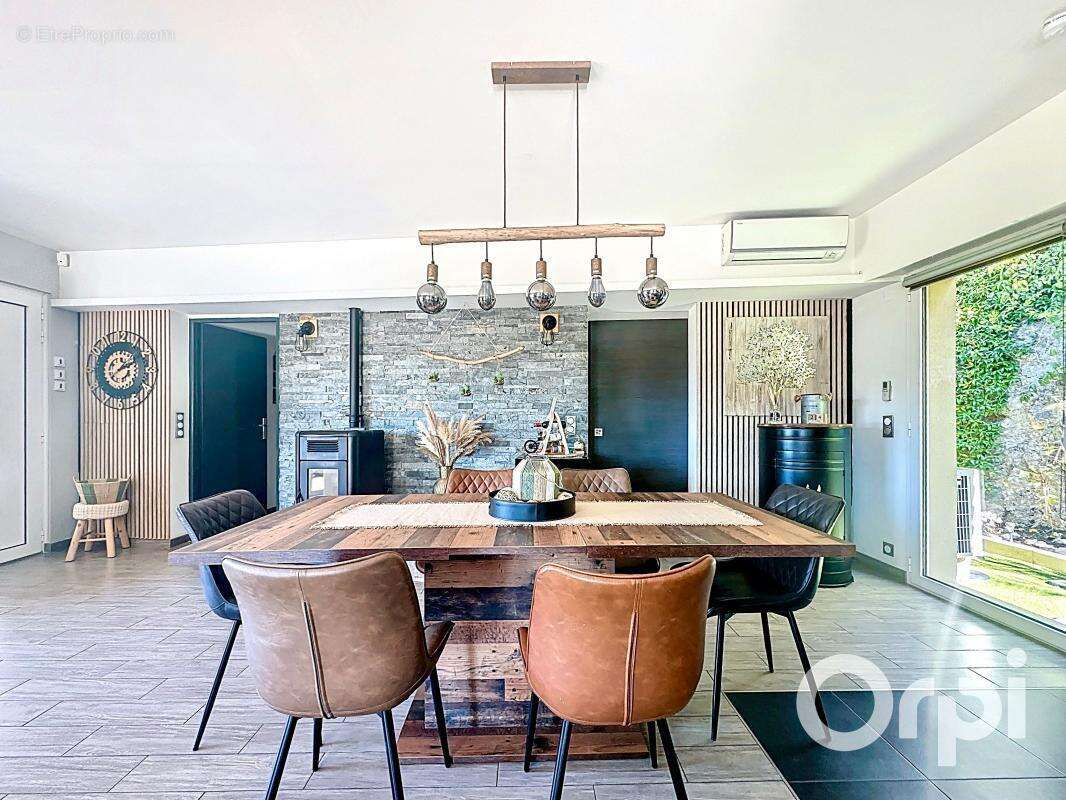 Maison à LA ROQUETTE-SUR-VAR