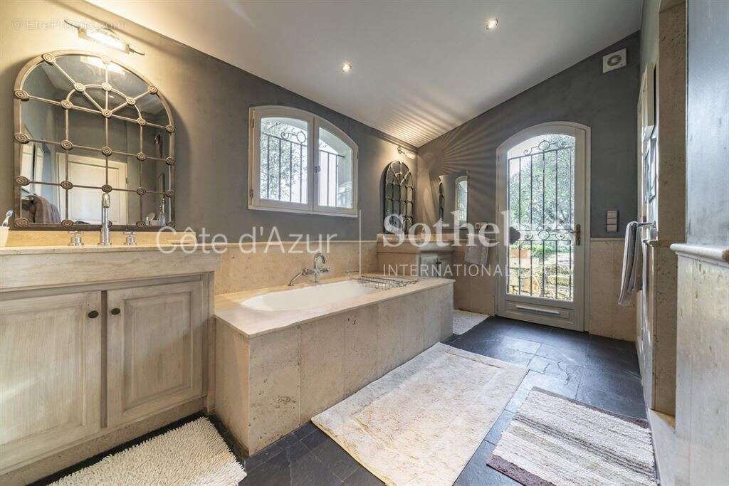 Maison à CHATEAUNEUF-GRASSE