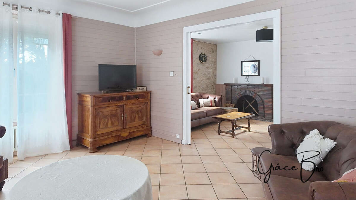Maison 330 m² à Lezay  - photo 2