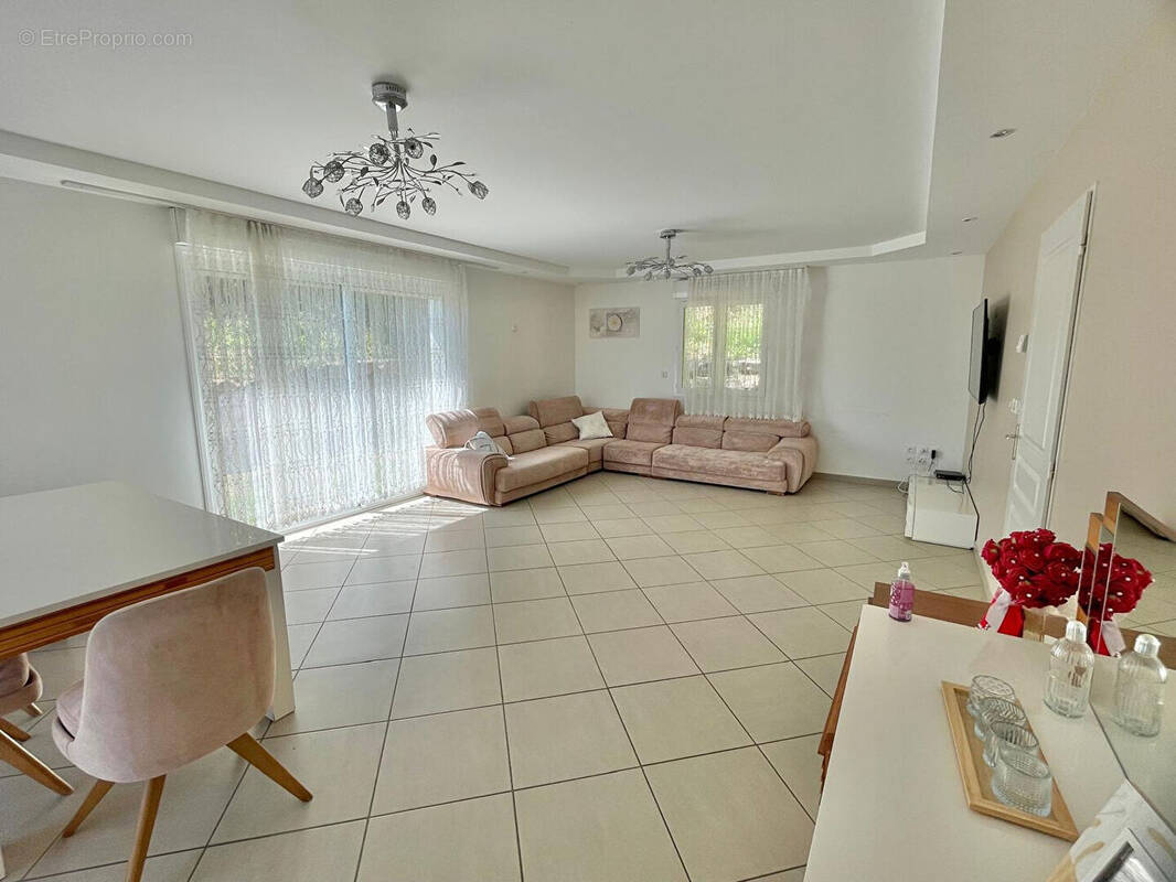 Maison à SAINT-CLAIR-DE-LA-TOUR